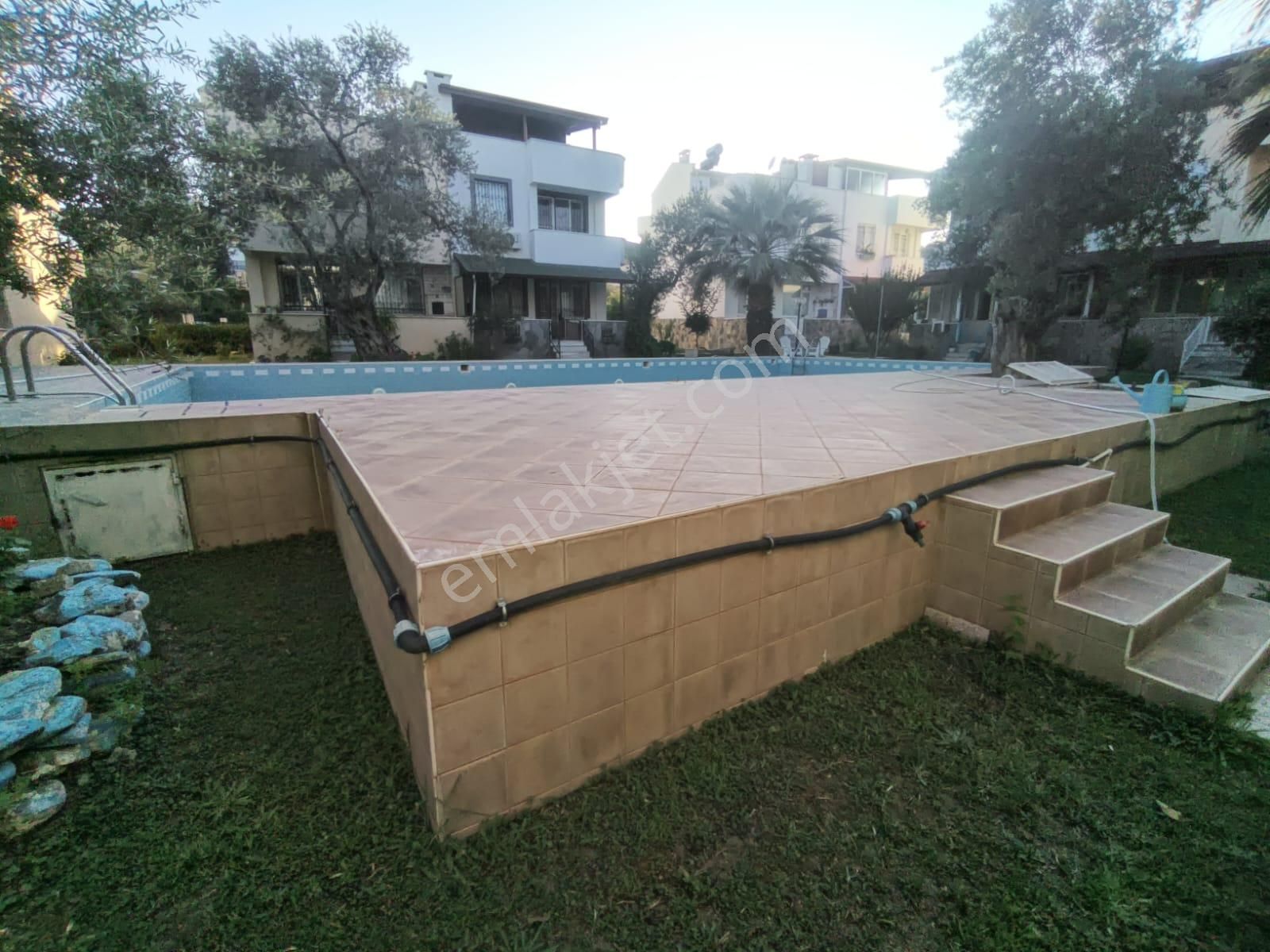 Kaptan Gayerimenkul'den Edremit-güre'de Yüzme Havuzlu Sitede 4+1 Tripleks Villa