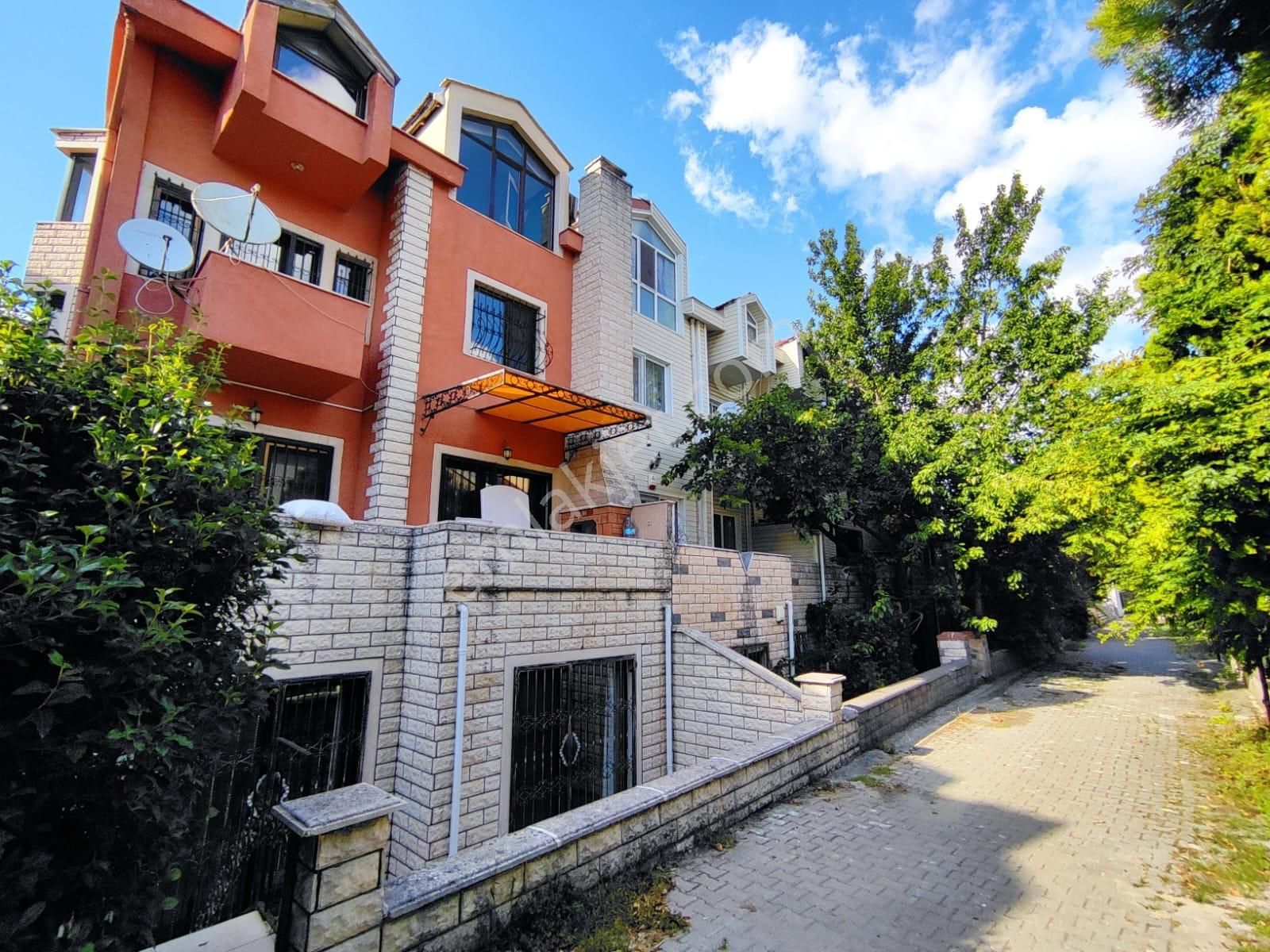 Polat Emlak'dan...esenkent Merkezi Konum - Satılık Villa