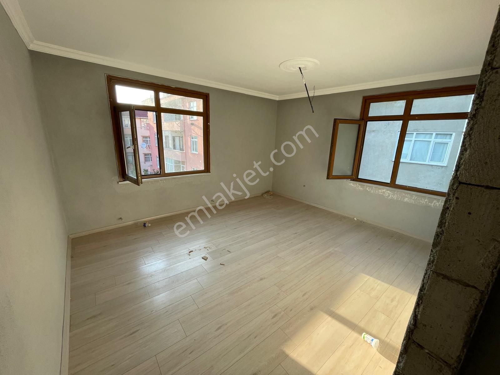 85 M2 Cadde Üzerinde Lüks Yapı 2+1 Hiiseli Çatı Katı