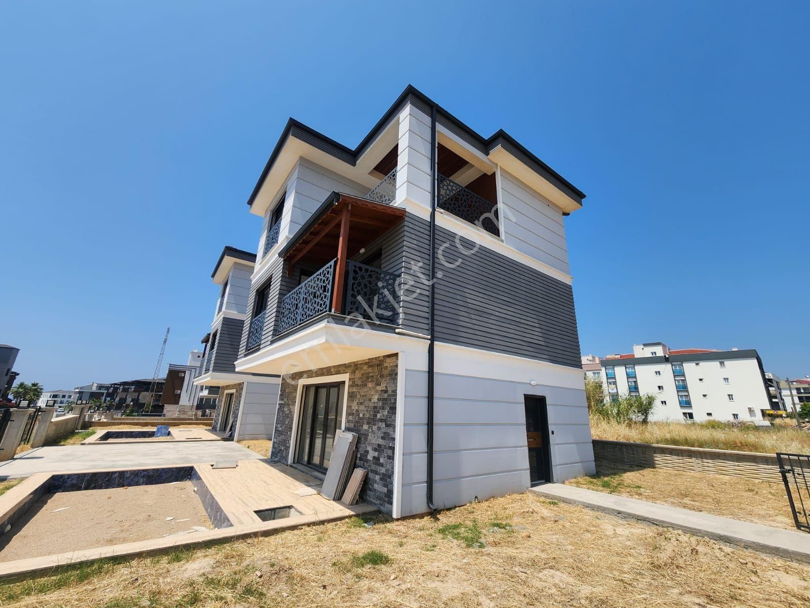 Kuşadası Davutlar'da Müstakil Havuzlu 3+1 Amerikan Mutfaklı Satılık Villa