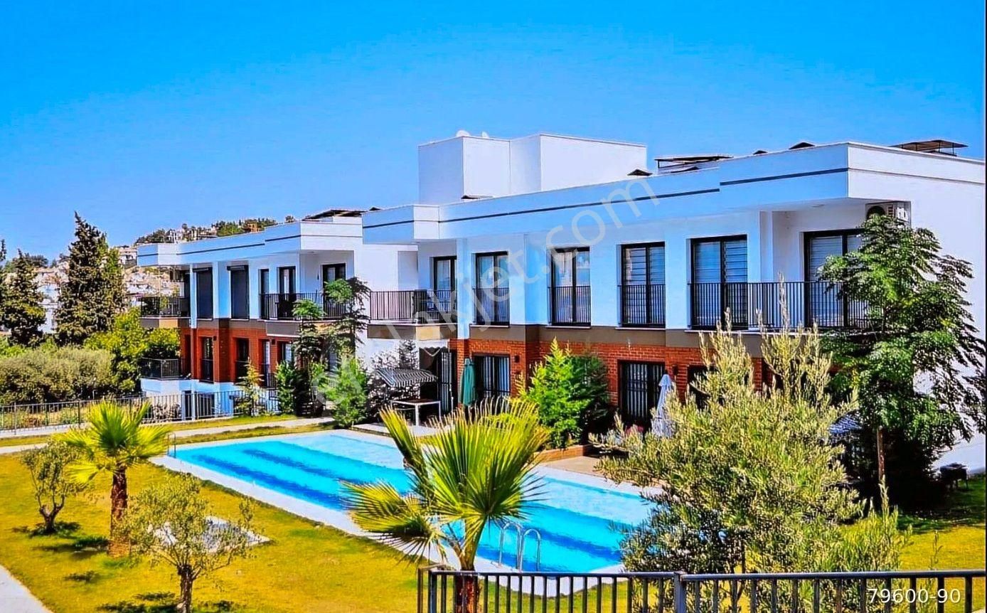 Kuşadasında Denize Yakın Havuzlu Sitede 1+1 Eşyalı Havuz Cepheli Yazlık