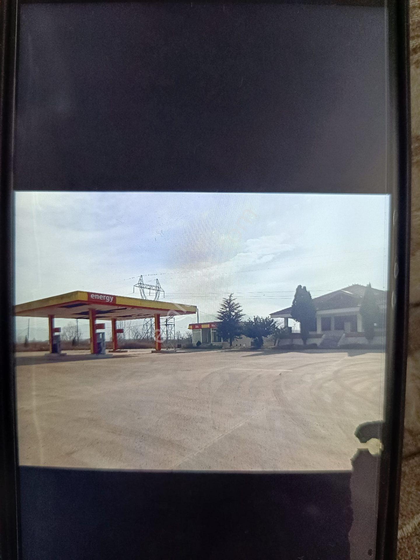 Satılık E 5 . Uzerı Tarla Ve Petrol Tesısı Lokanta Yazıhanesı Bınası Rusaatlı - Görsel 3