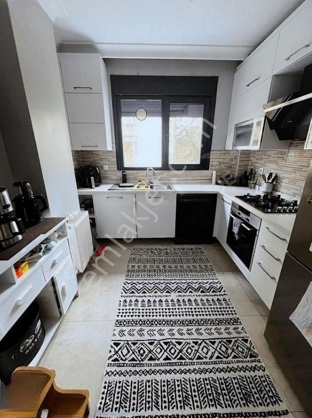 Eriş Emlak Dan Kozyatağı'nda 3+1 Daire 8 Yıllık İskanlı 3+1kullanışlı Daire