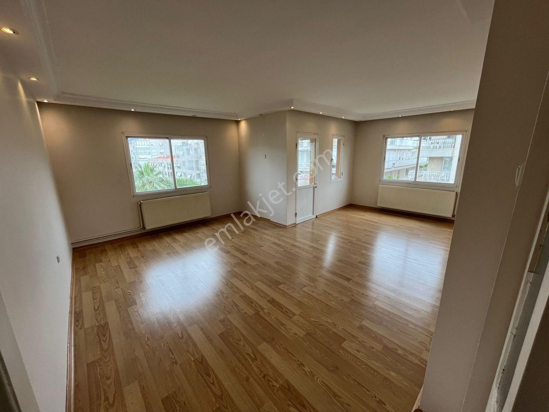 Bostanlı’da Merkezi Konumda, Ferah, 3+1 Satılık Daire