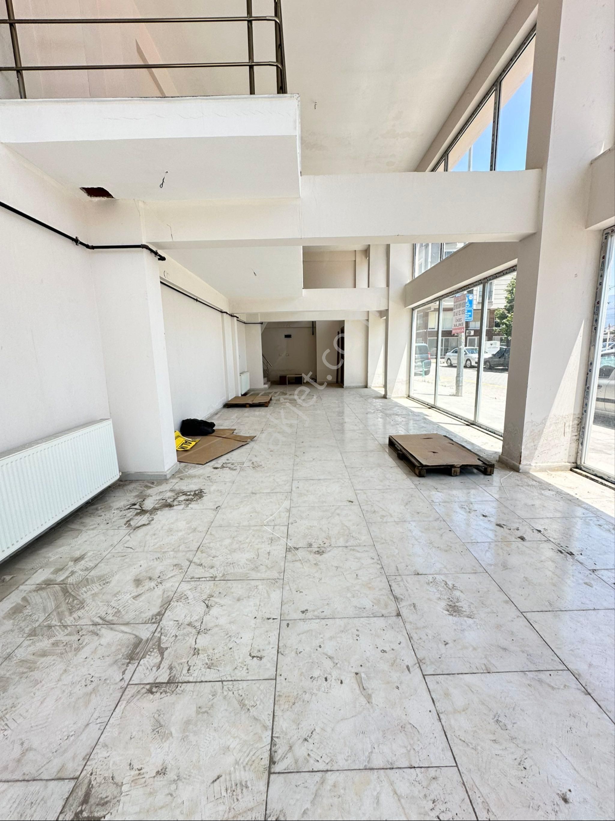 Manisa Muradiye'de Park Manzaralı Kiralık 100m² Köşe Dükkan