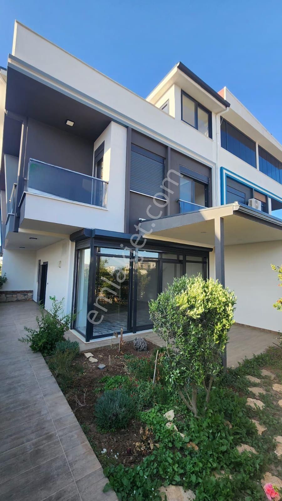 Didim Efelerde 4+1 Satılık Bahçeli Tripleks Villa