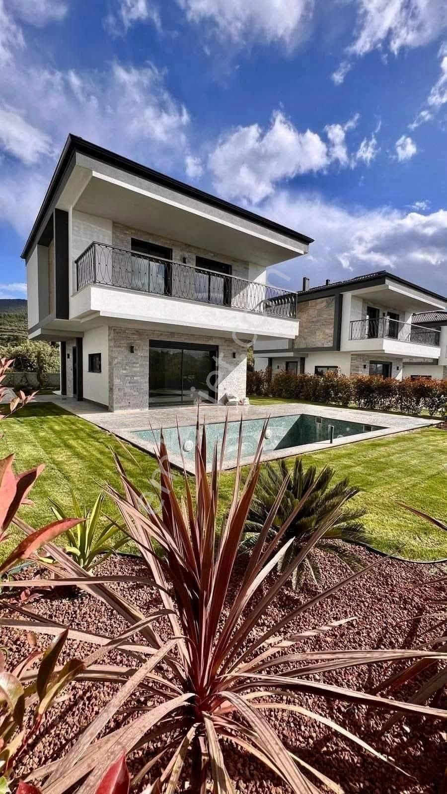 Davutlar Sahilinde Tek Müstakil Yerden Isıtmalı Akıllı Ev Sistemi Olan Satılık Villa