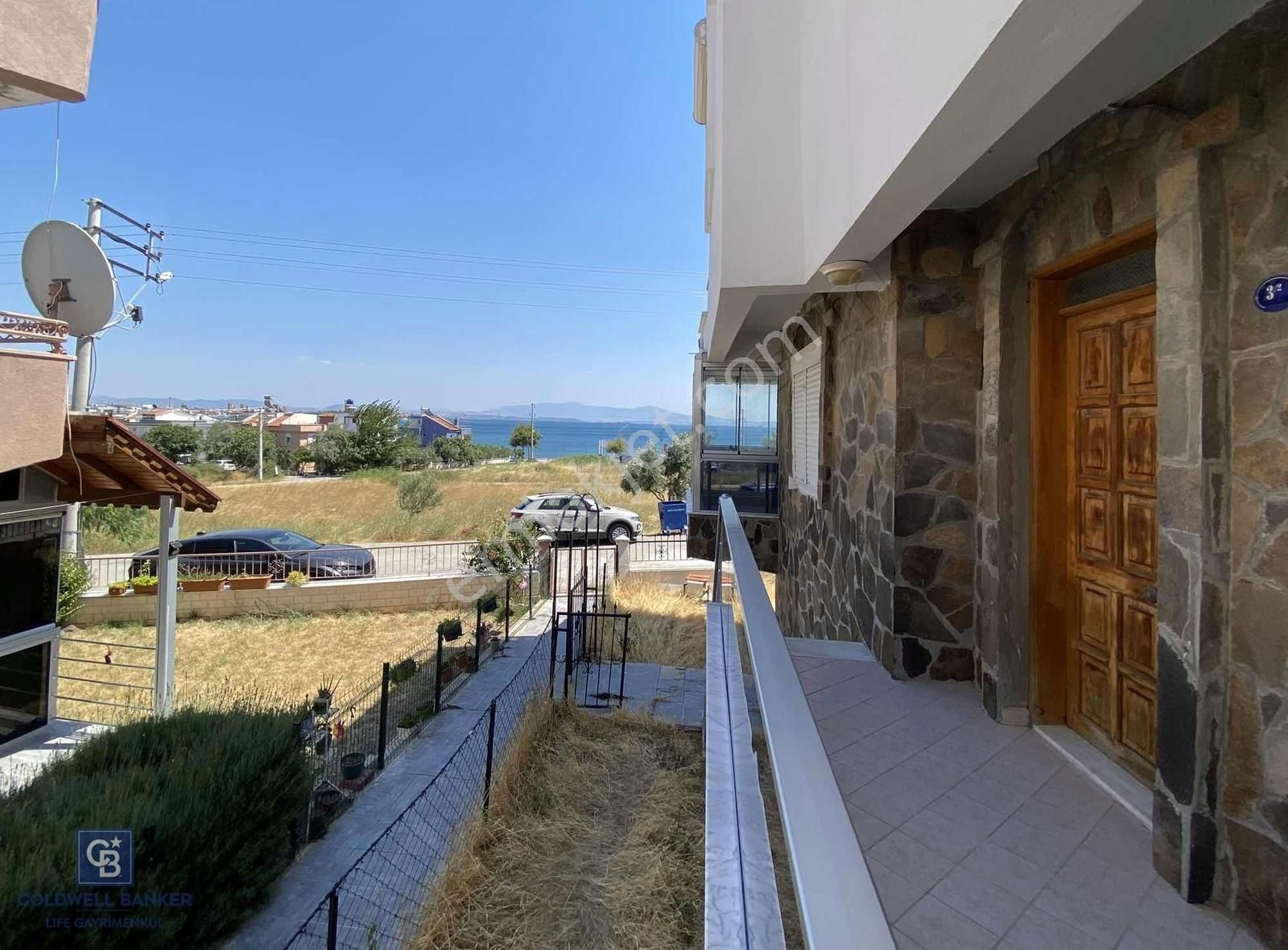 Çandarlı'da Sahile 120 M Deniz Manzaralı Teraslı Satılık Villa