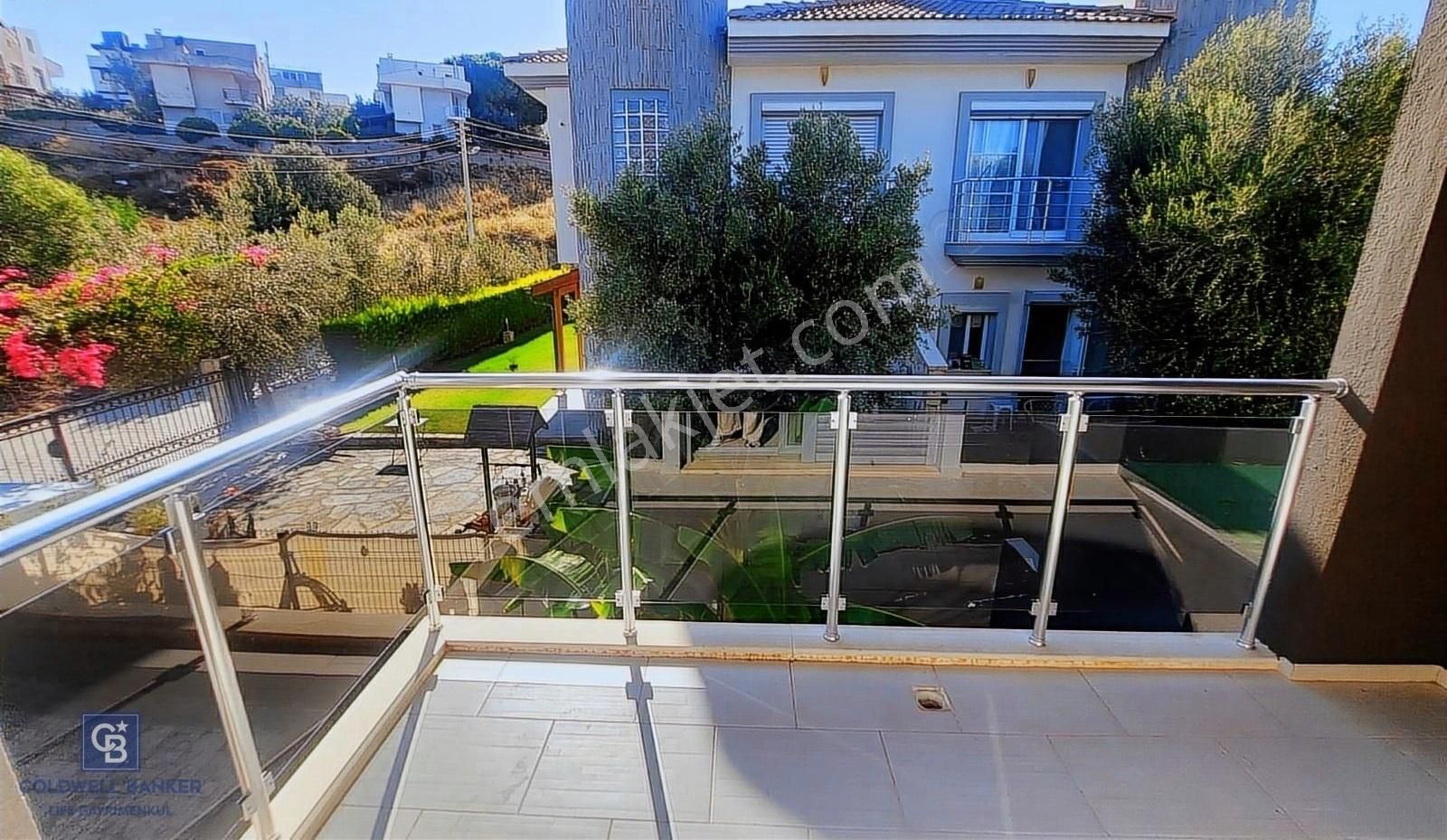 Çeşme Çiftlik De Satılık Havuzlu Eşyalı 4+1 Villa