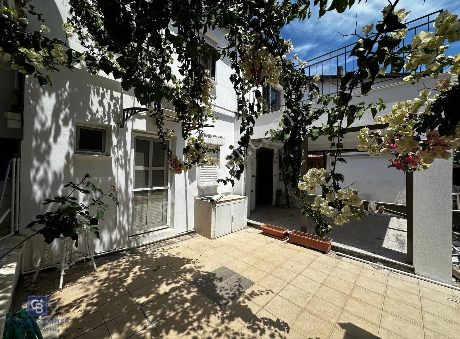 Urla İskele Sitesi Satılık 2+1 Bahçeli Villa