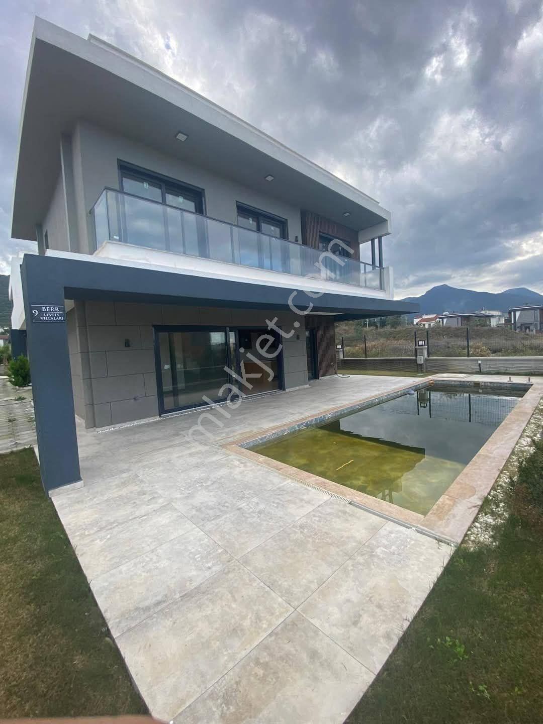 Kuşadası Güzelçamlı'da Sahilinde Tek Müstakil Özel Havuzlu Akıllı Ev Sistemi Satılık Villa