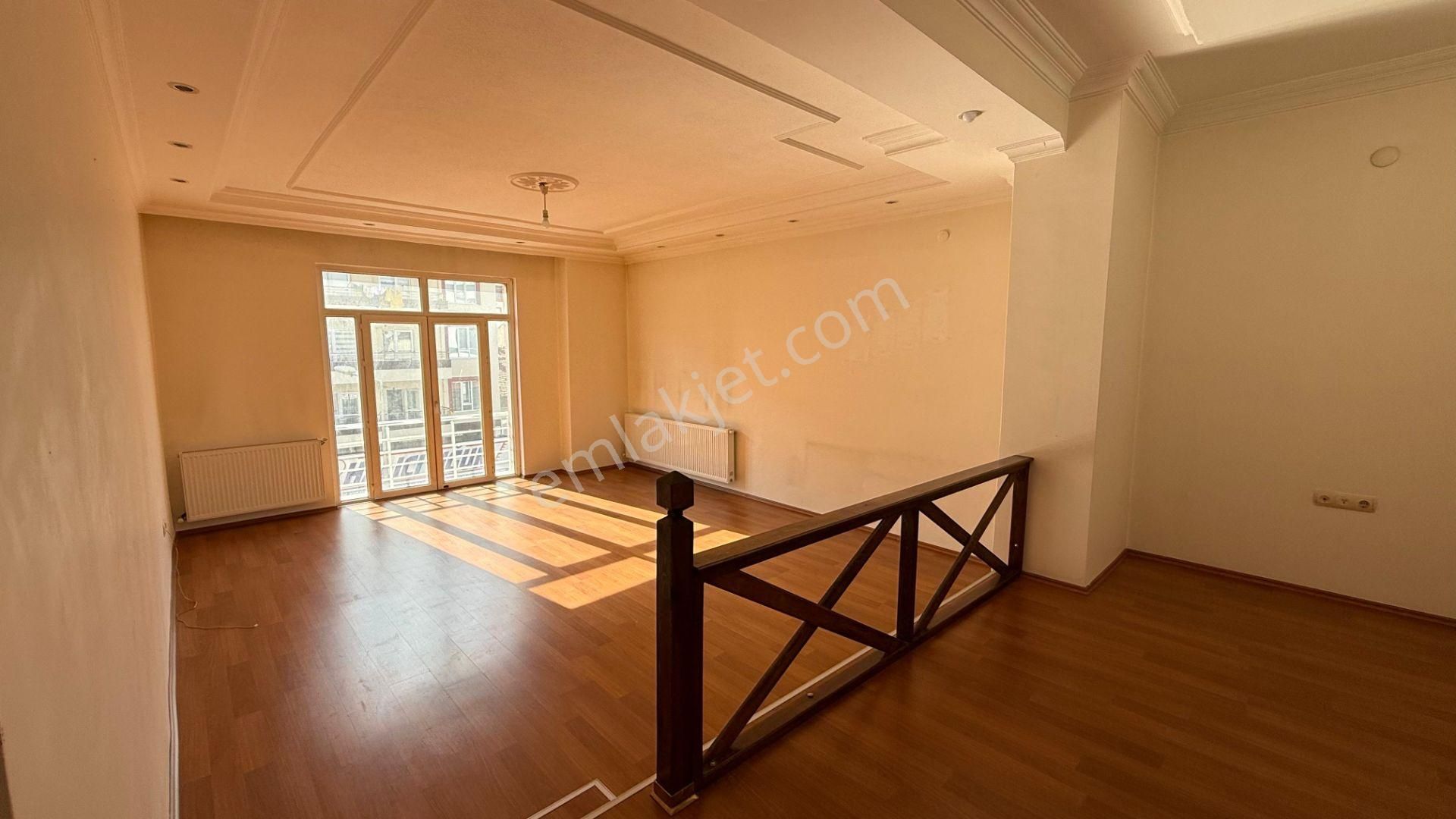 Öz Gaye Emlaktan Develi Tekir Caddesi Üzerinde Kiralık Geniş Daire