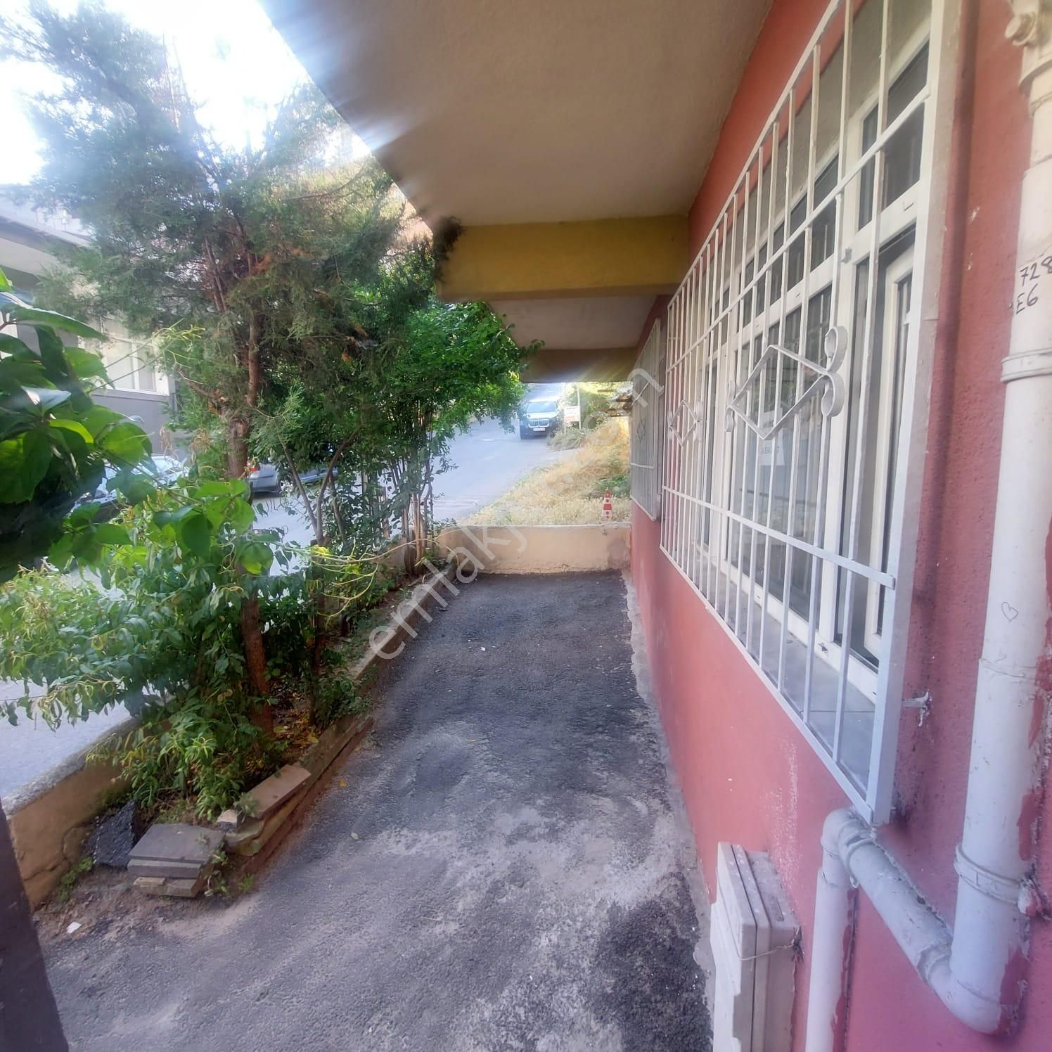 Tarabya Cumhuriyette Ulaşım Çarşı Yakın 2+1 Giriş Kat Daire