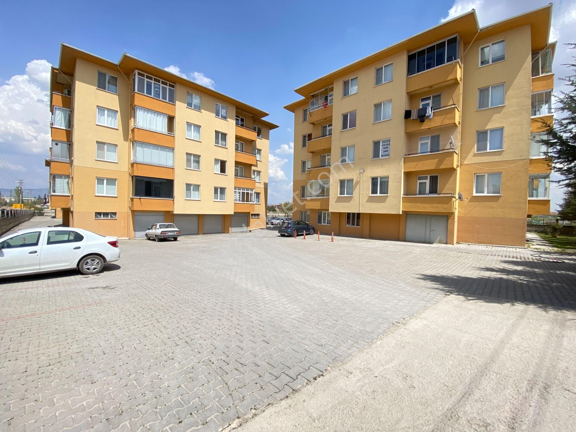 Yükselen'den Site İçi, Asansörlü, E. Banyolu, Çift Balkonlu, 3+1