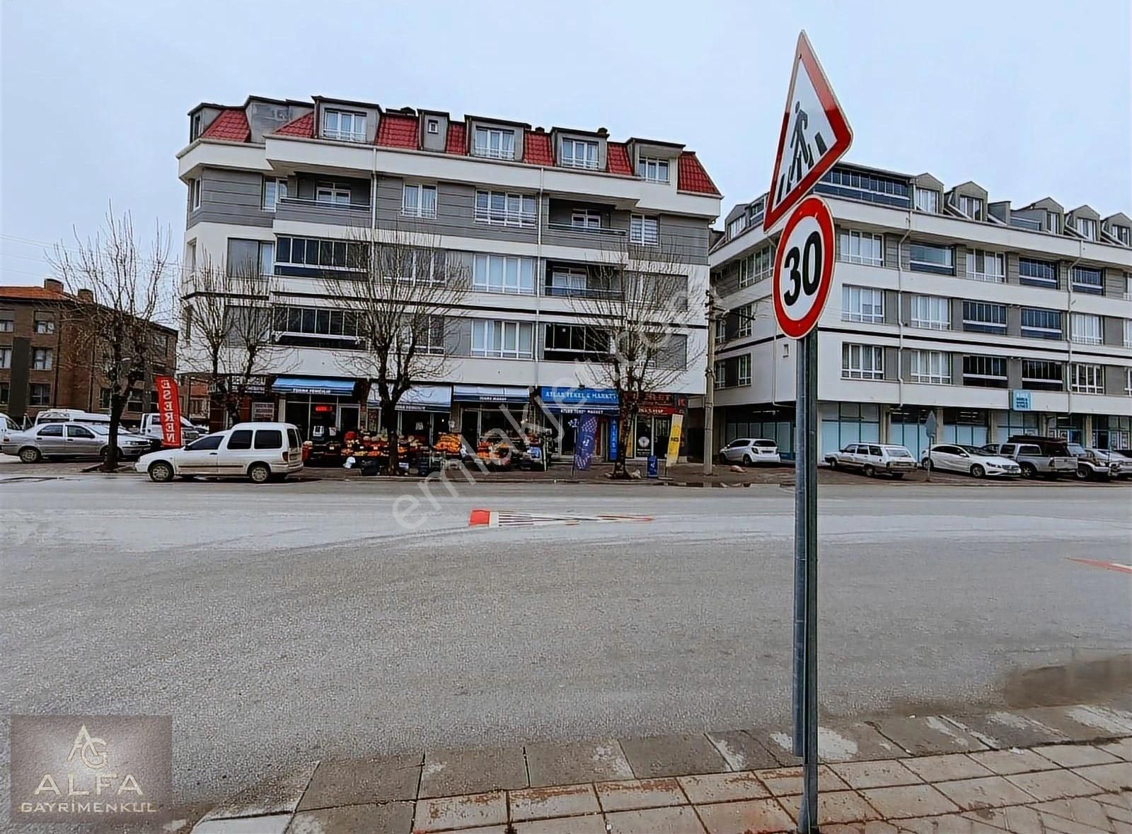 Ertuğrulgazi Mh. Çilem Cadde Üzeri Harika Konumlu Köşe Dükkan