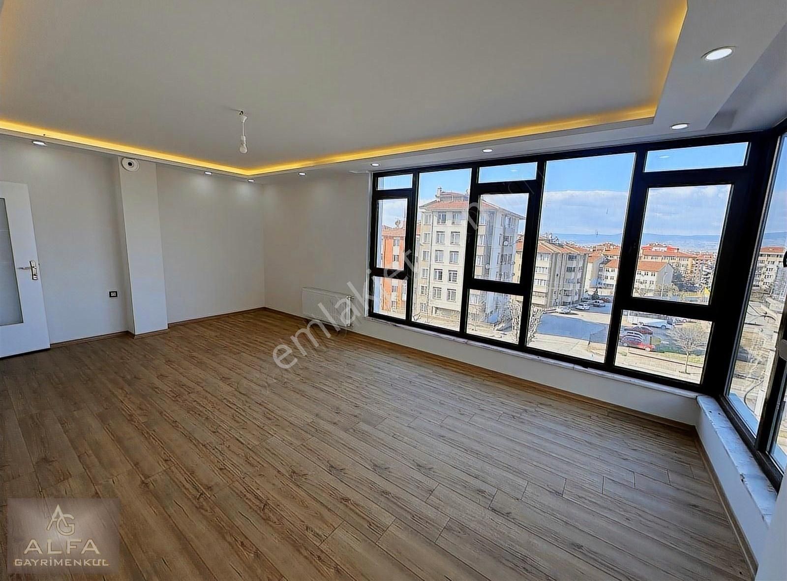 Alanönü Mahallesinde Satılık 145 Metrekare Köşe 3+1 Daire