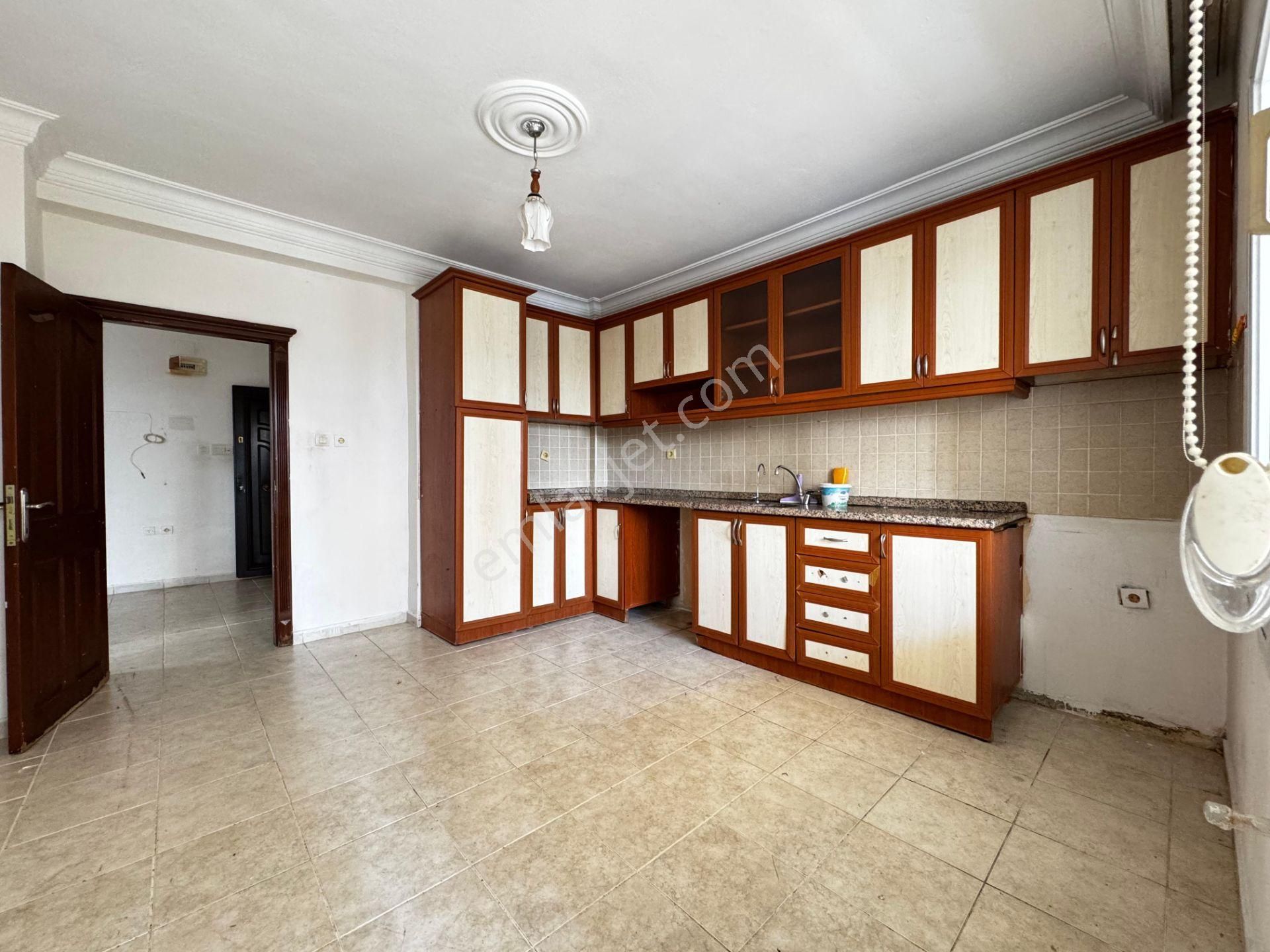 Zümrüt'ten Mezitli Yaşar Doğu Caddesi Üzeri 3+1 Bağımsız Mutfaklı Kiralık Daire
