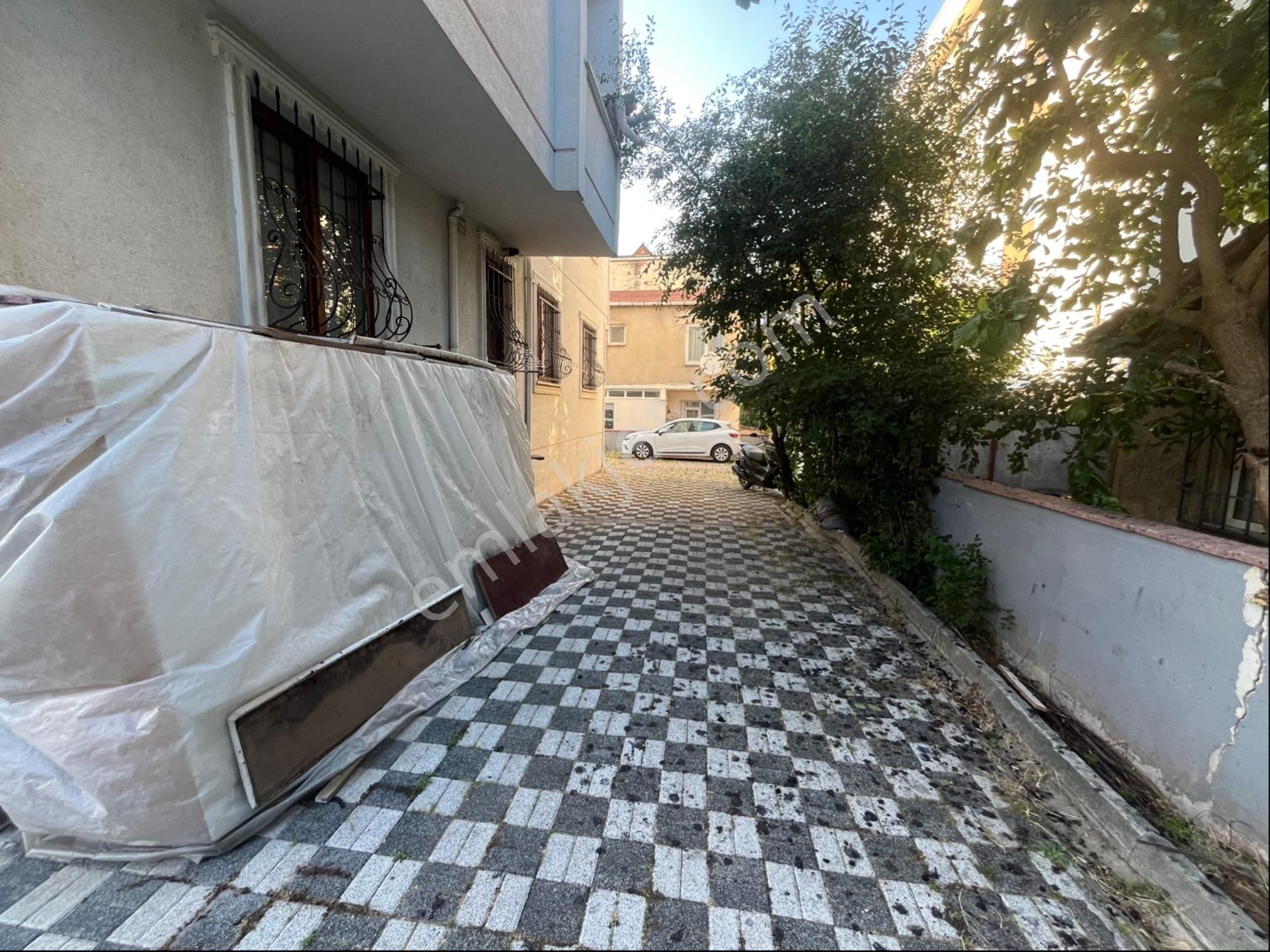 Ümraniye Madenler De Süper Konumlu Satılık Arakat 2+1 Daire