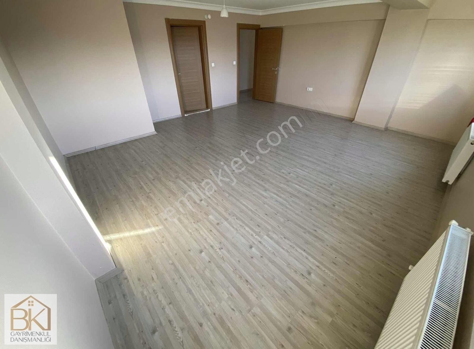 Selçuk-aydın Caddesi Üzerinde Satılık 4+1 Doğalgazlı Geniş Daire