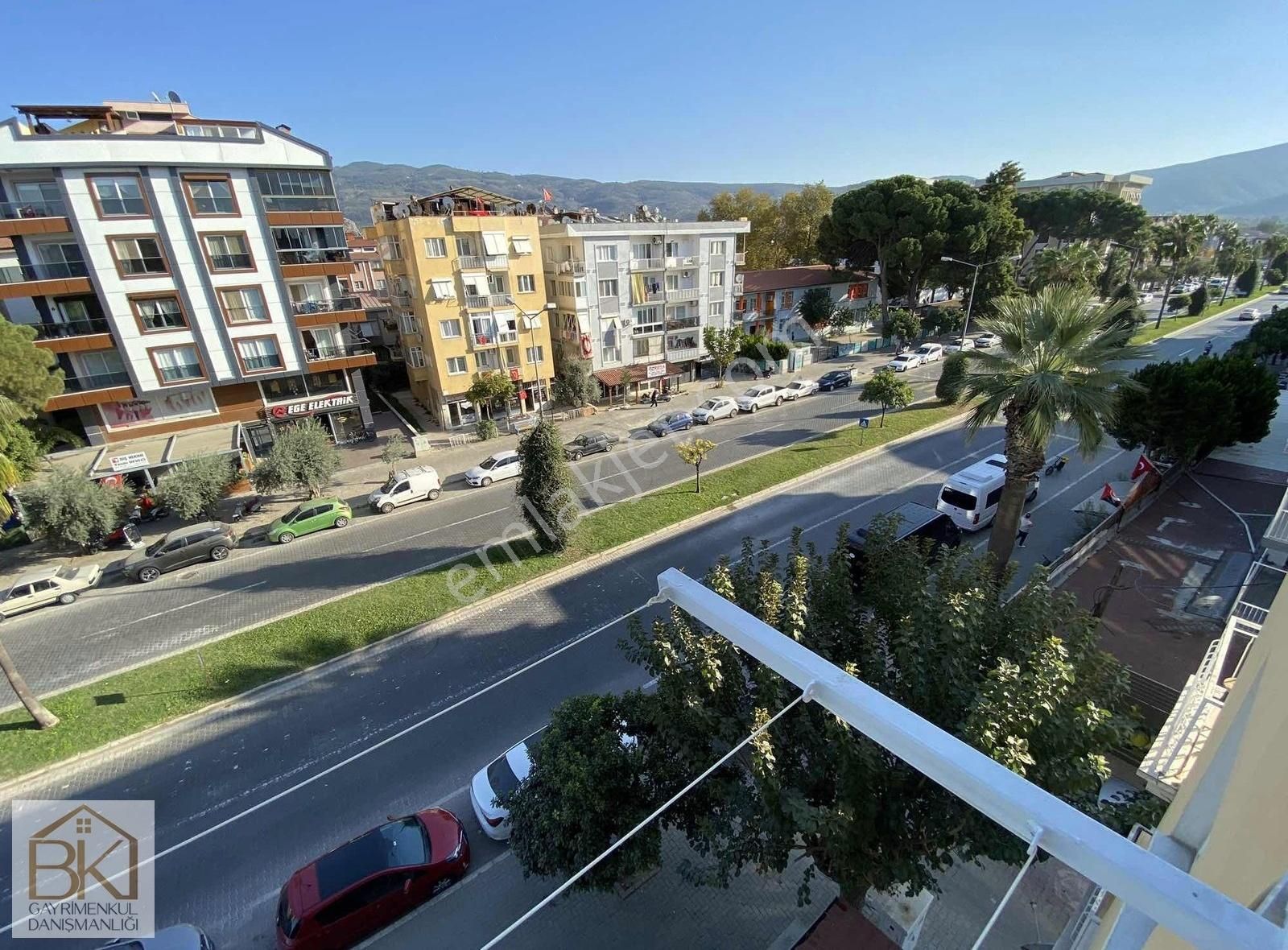 Selçuk-aydın Caddesi Üzerinde Satılık 2+1 Geniş Daire