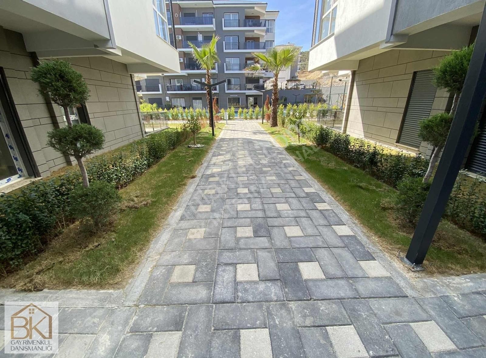 Aydın Kuşadası Havuzlu Sitede Satılık 2+1 Sıfır Daire