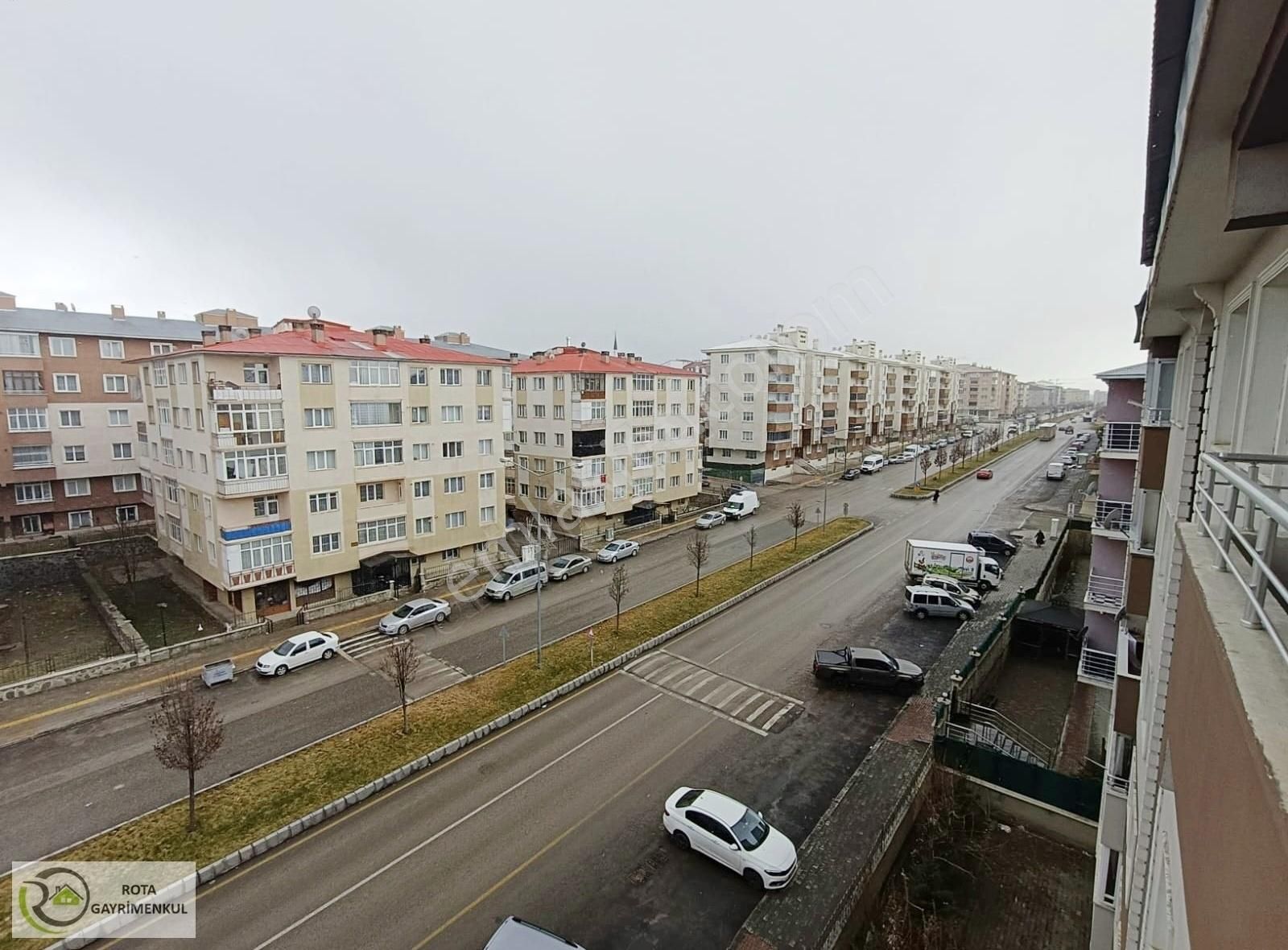 Rota' Dan Şükrüpaşa Etü Yolu Üstünde Satılık 3+1 Daire