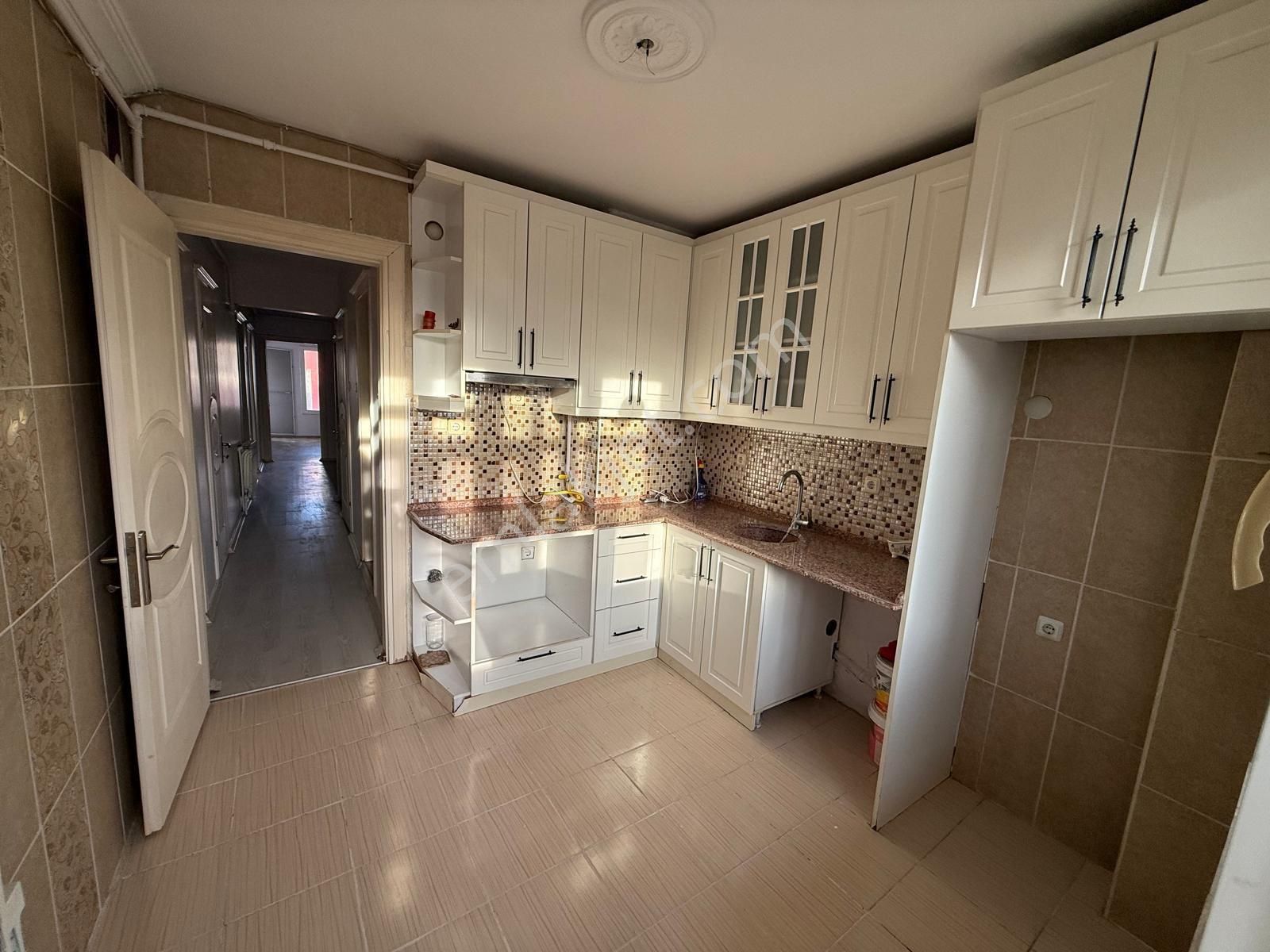 Akhisar Ragıpbey Mahallesi Tahirün Caddesi 3+1 Bakımlı Satılık Daire