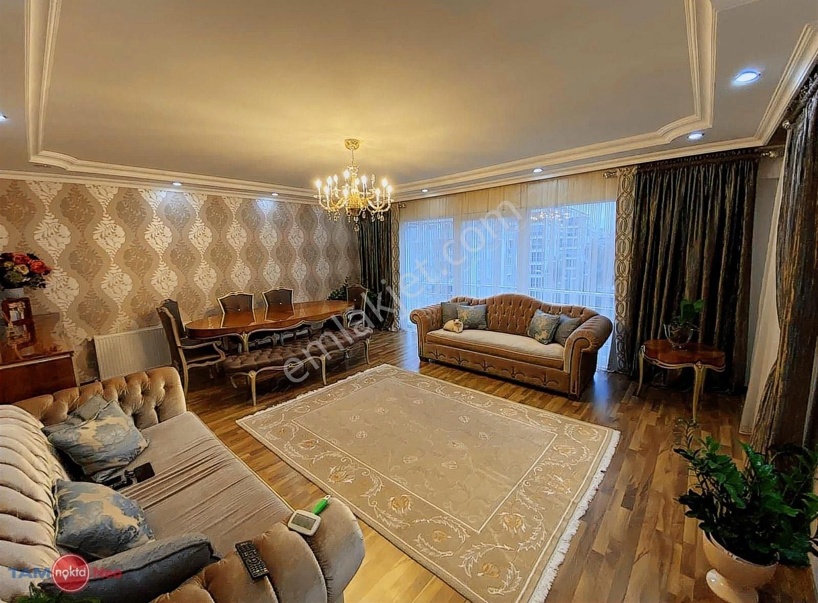 Yalı Caddesi'nde Site İçi Havuzlu Tadilatlı Satılık 3+1 Daire