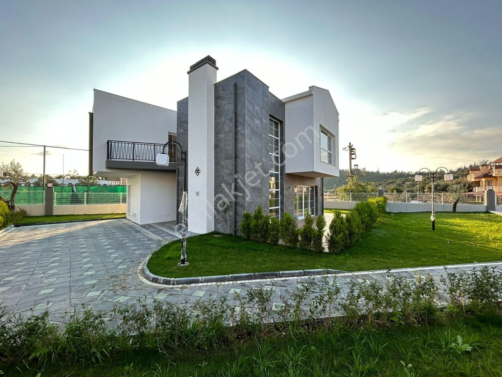 Kuşadası Merkeze Yakın*güvenlikli Sitede*tek Müstakil 4+1ortak Havuz Kullanımlı Villa