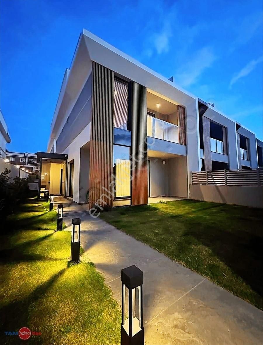 İzmir'in En Prestijli Yerinde Müstakil Tadında 3+1 Satılık Villa