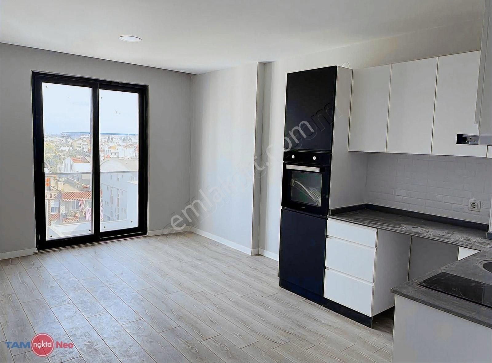 Altınovada Site İçinde Havuz Manzaralı 1+1 Kiralık Daire