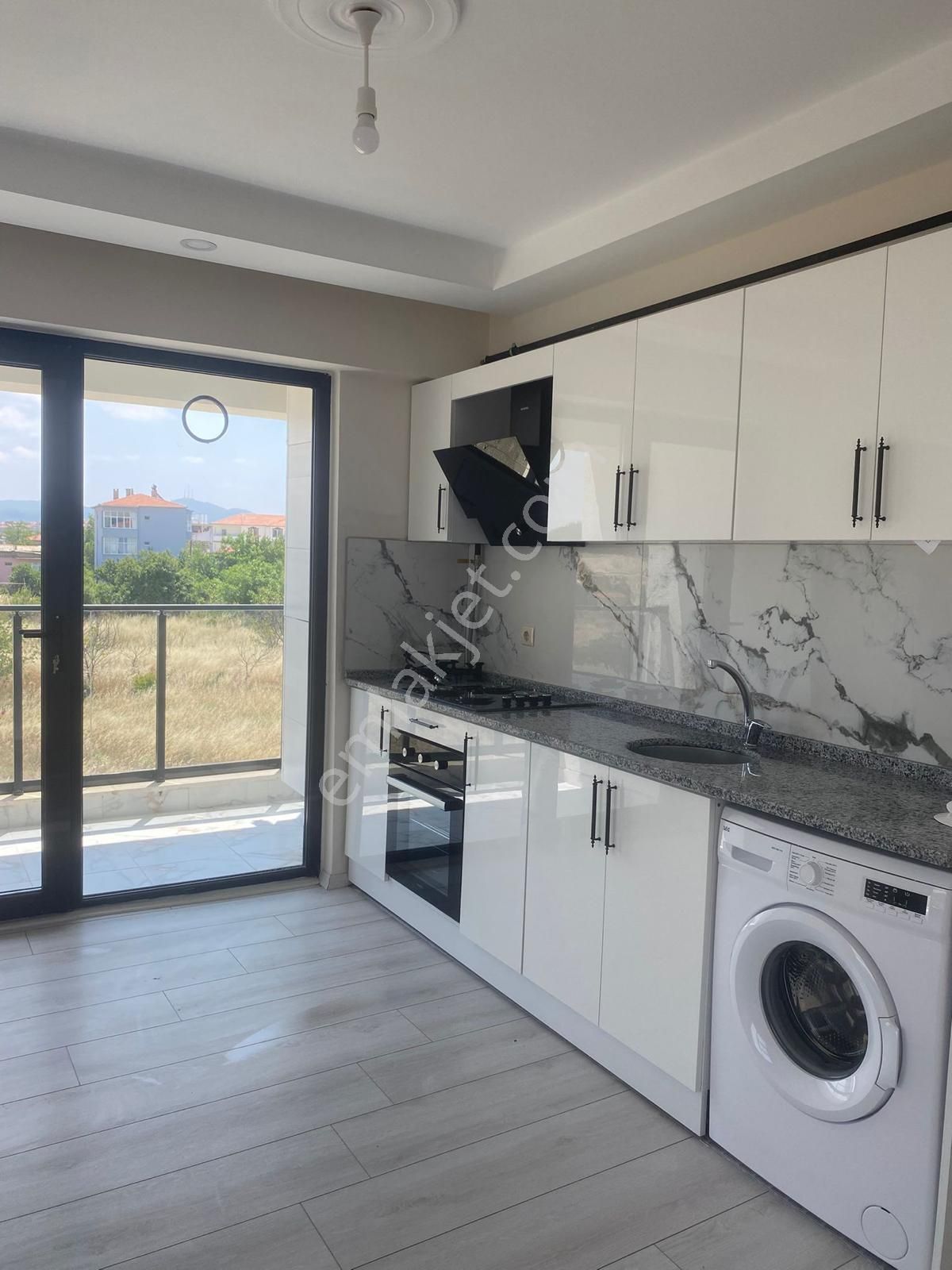 Ege Emlak'tan Üniversite Yanında Eşyalı 1+1 Daire