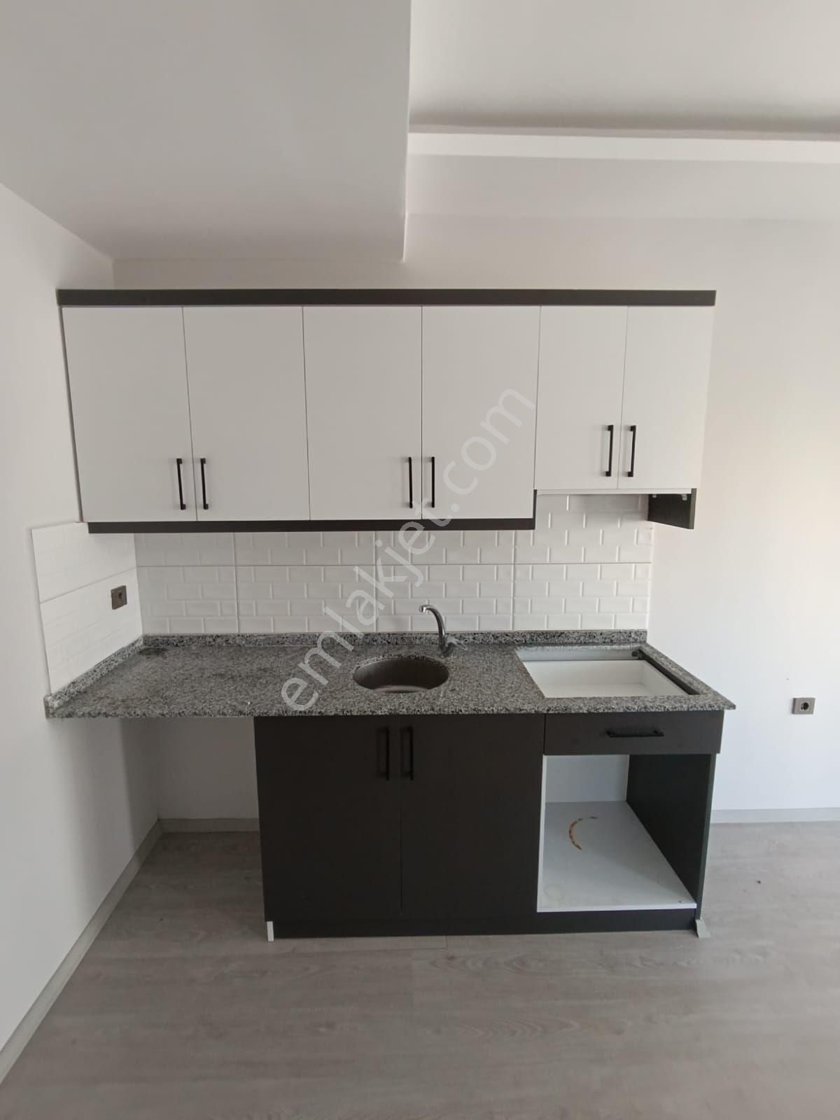 Demirhan Emlak'tan Bulvar Üzeri Kiralık 1+1 Daire