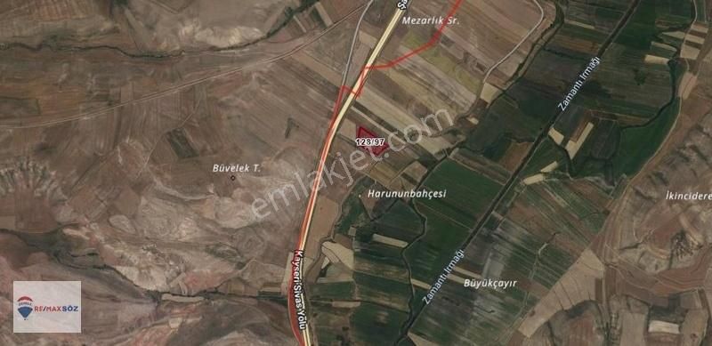 Şarkışla Yolunda Su Kanalı Yanında 10.496 M² Tarla