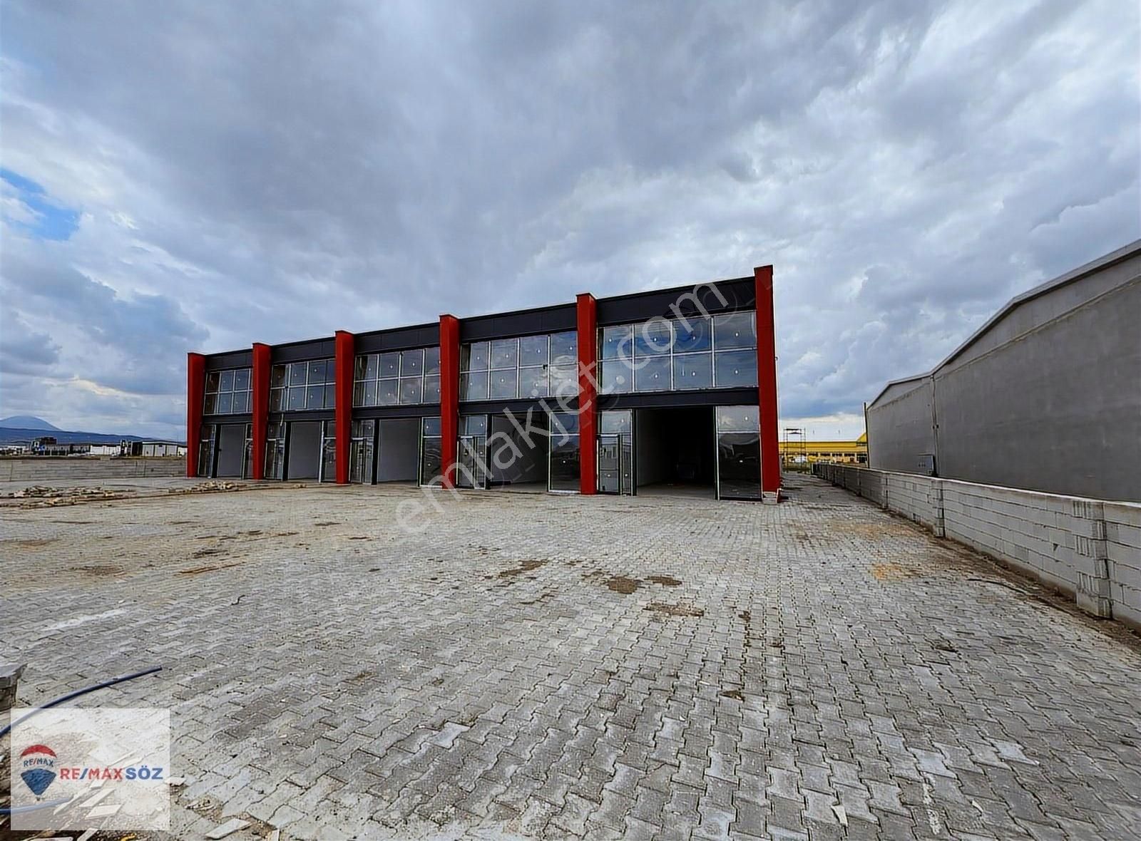 Organize 16. Cadde Anayola Cephe 160 M² Sıfır Dükkan