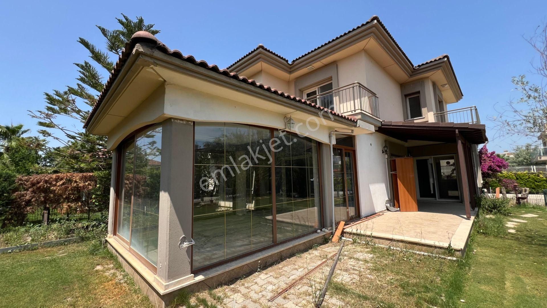 Çiğli Sasalı Gold Park Evleri'nde Satılık 4+1 Villa