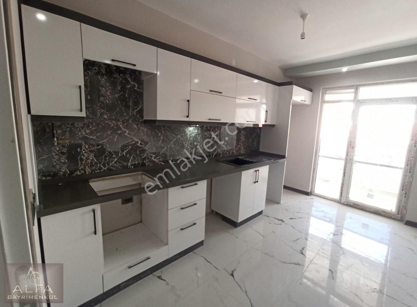 Esentepe Mh. Muhtarlık Yanı Ebebeyn Banyolu Kilerli 3+1 Daire