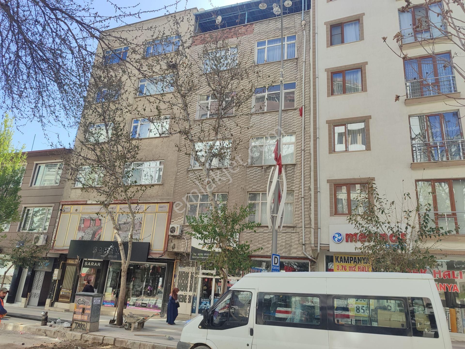 İzzetpaşa Mah. Şehitilhanlar Caddesinde 2+1 Eşyalı Kiralık Ara Kat Daire