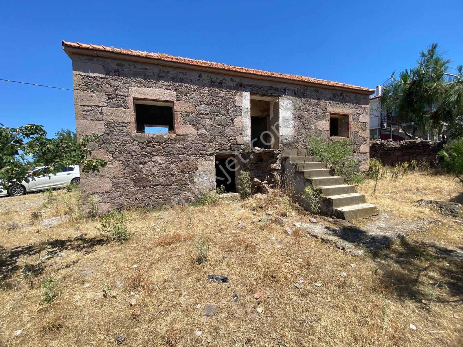 Assosta Satılık 2 Adet Ev