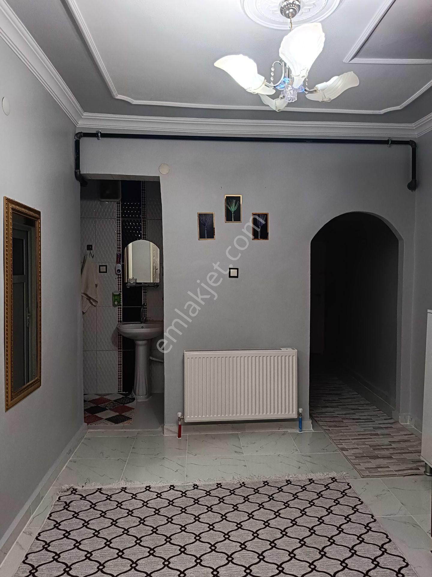 Sakarya Caddesi İçinde Ön Cepheli İçi Masraflı Doğal Gazlı Parkeli Tertemiz Satılık Daire