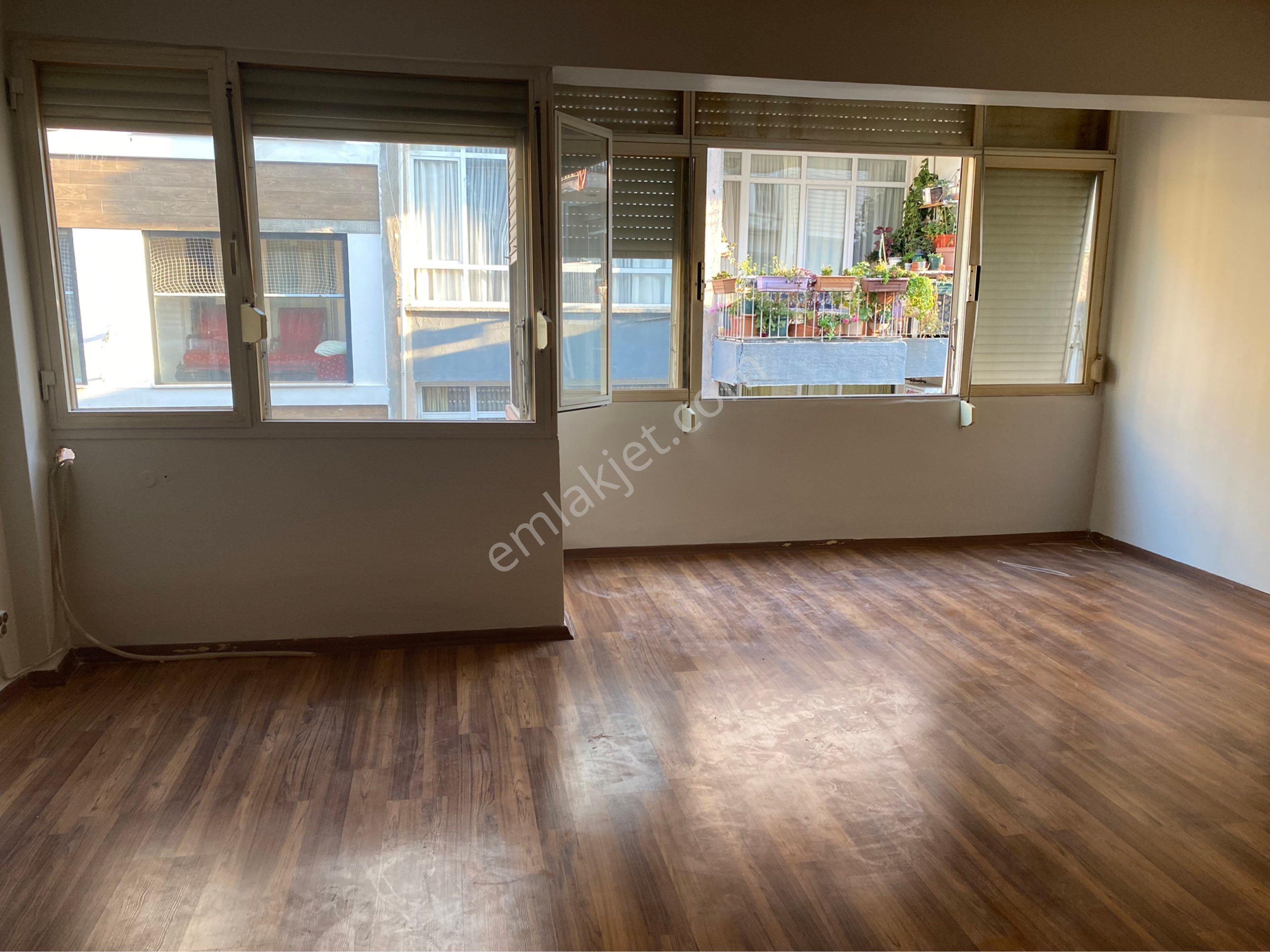 Karşıyaka Metroya Çok Yakın Merkezi Konumda 2+1 Daire