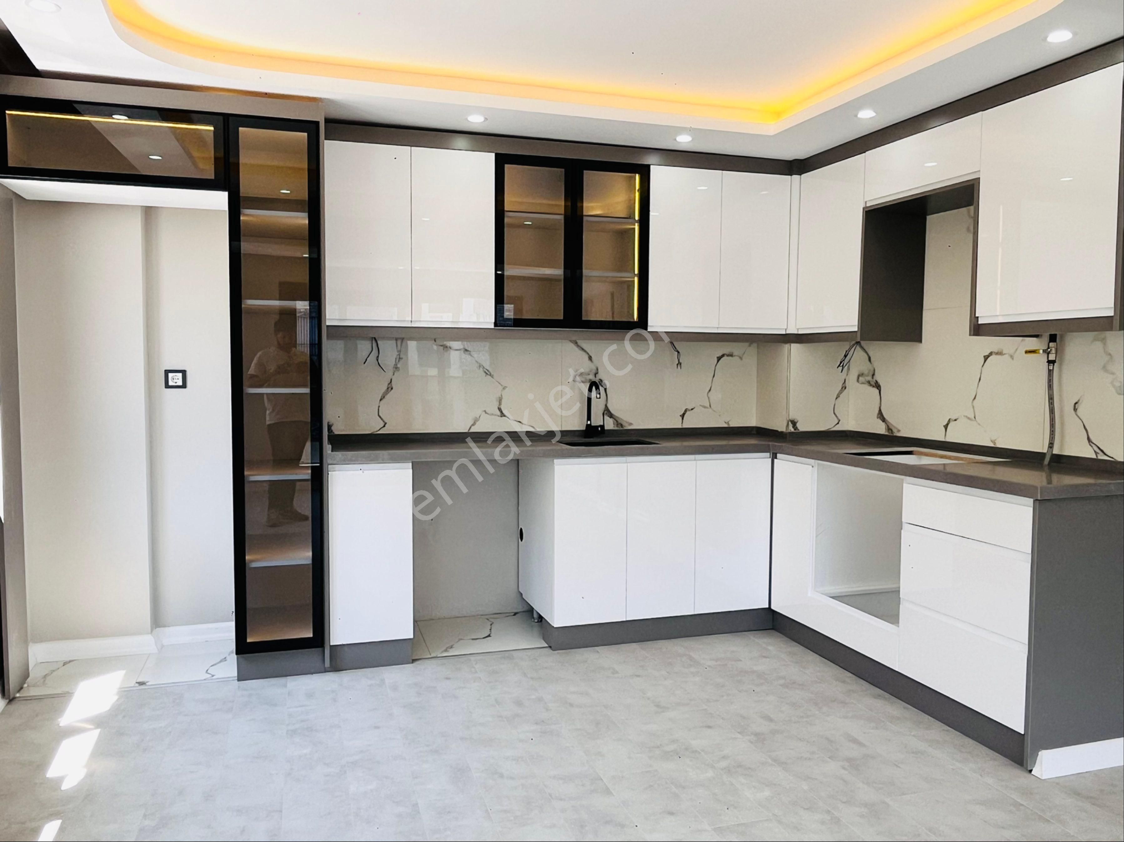 3+1 Kuyualan Mh. Kırmızı Köprüde Cadde Üzeri Önü Açık Park Ve Dağ Manzaralı Arakat Lüx Daire