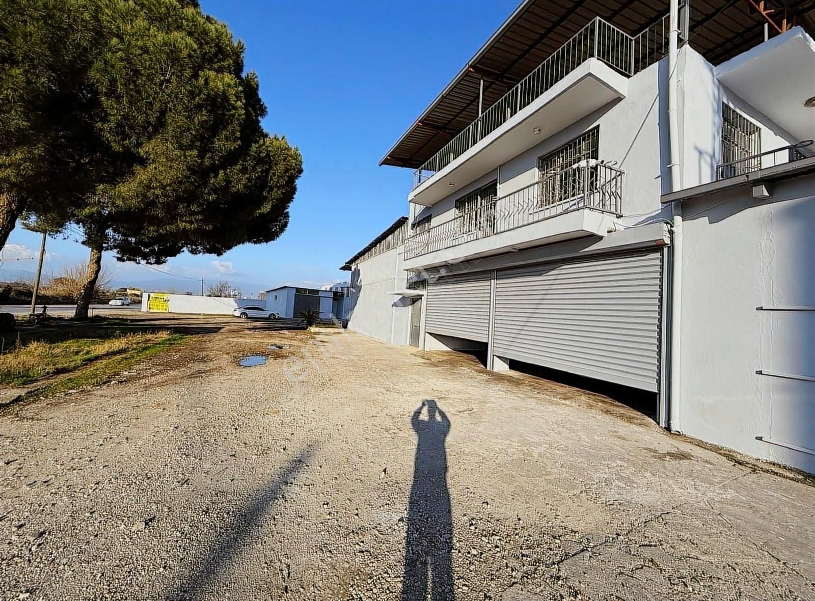 Akhisar Yolu Üzeri Toplam 1100 M2 Kapalı Depolar