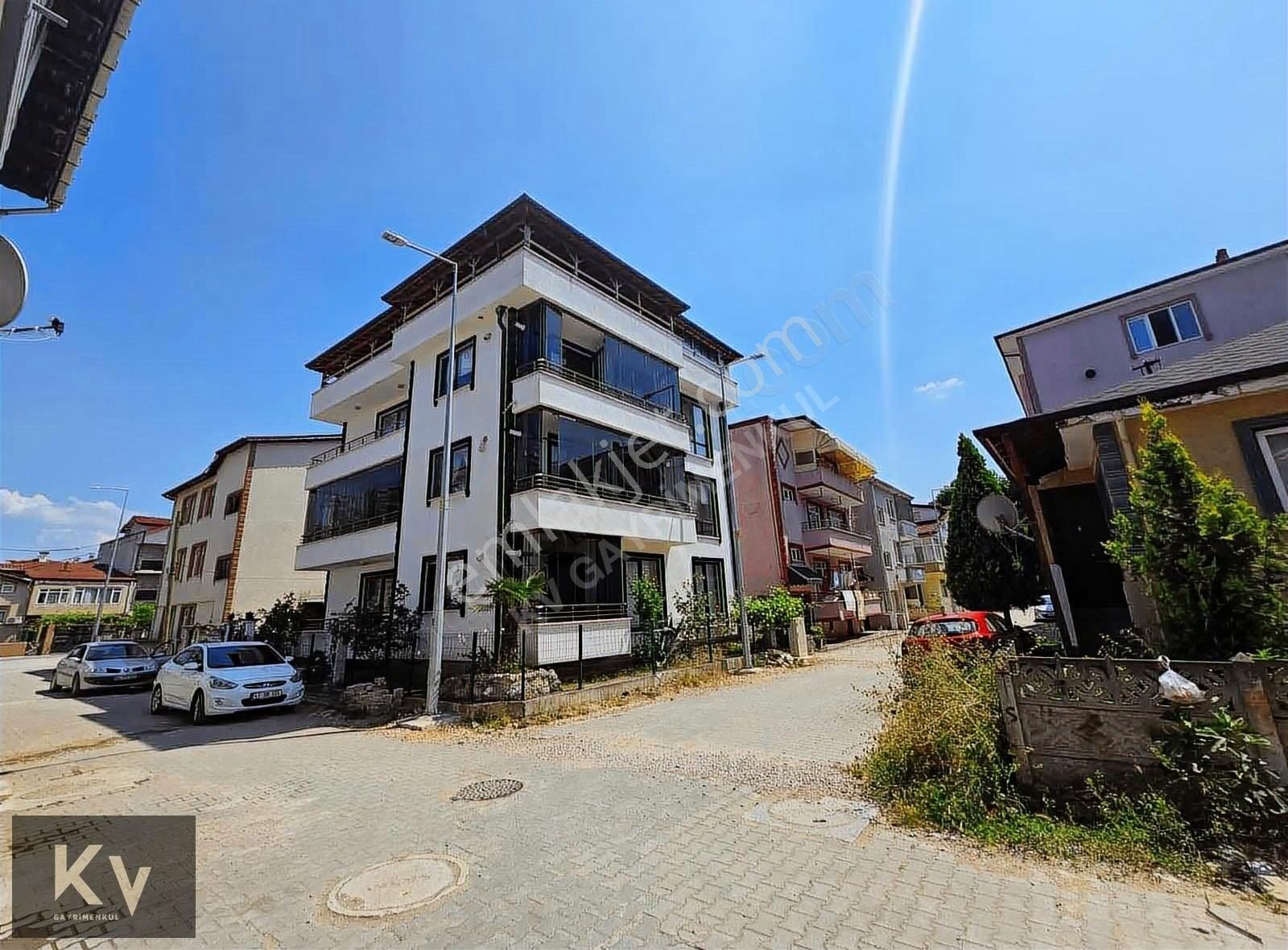 Kv Gayrimenkul'den Merkeze Yakın Ara Kat Kiralık Daire