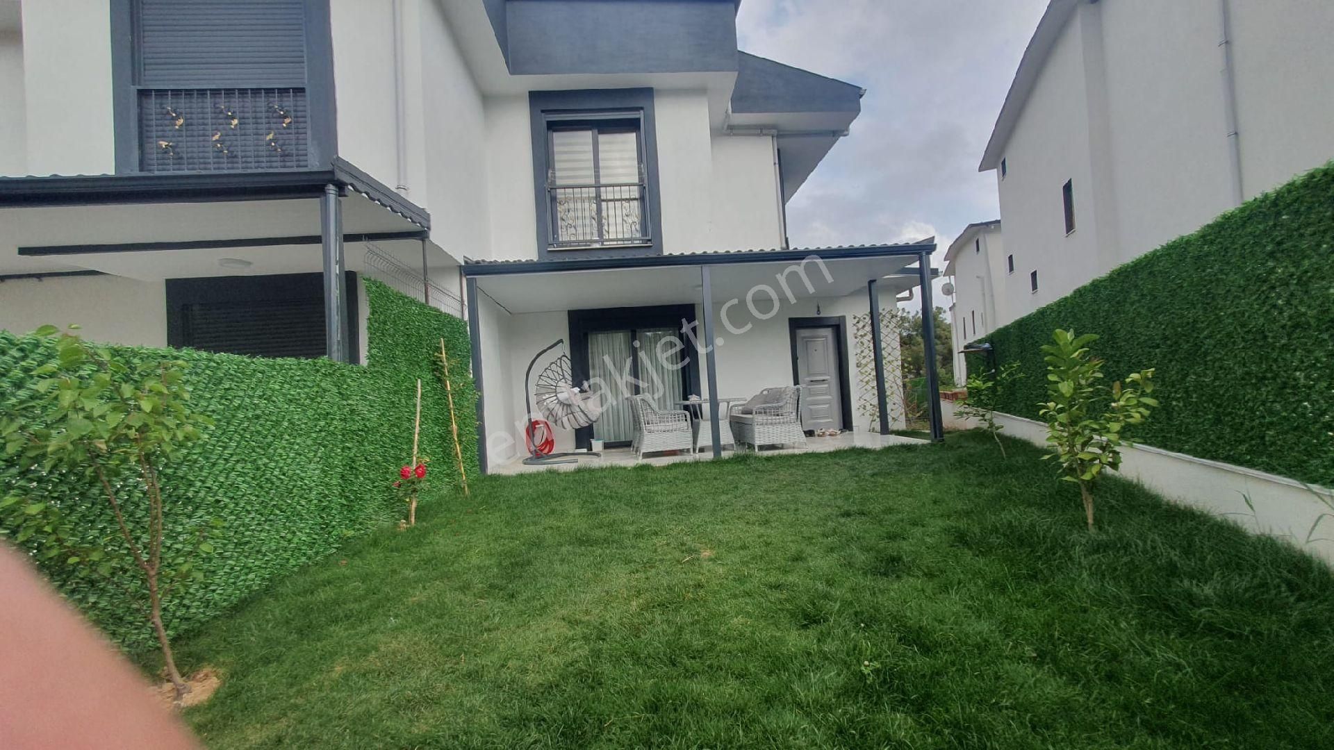 Seferihisar Doğanbey Payamlı'da Müstakil Girişli Müstakil Geniş Bahçeli Satılık 2+1 Villa