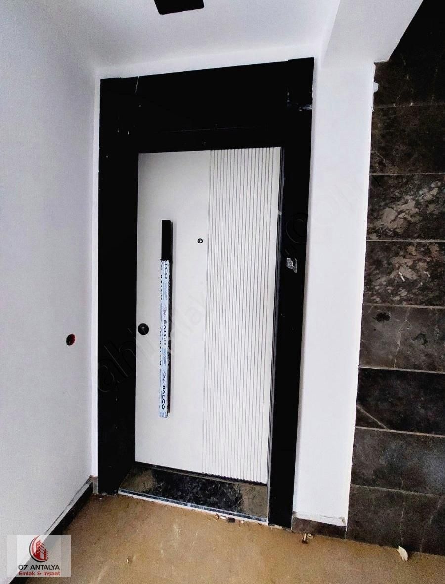 Çankaya Masa Dağında Havuzlu Asansörlü Cadde Üzeri 1+1 Daire