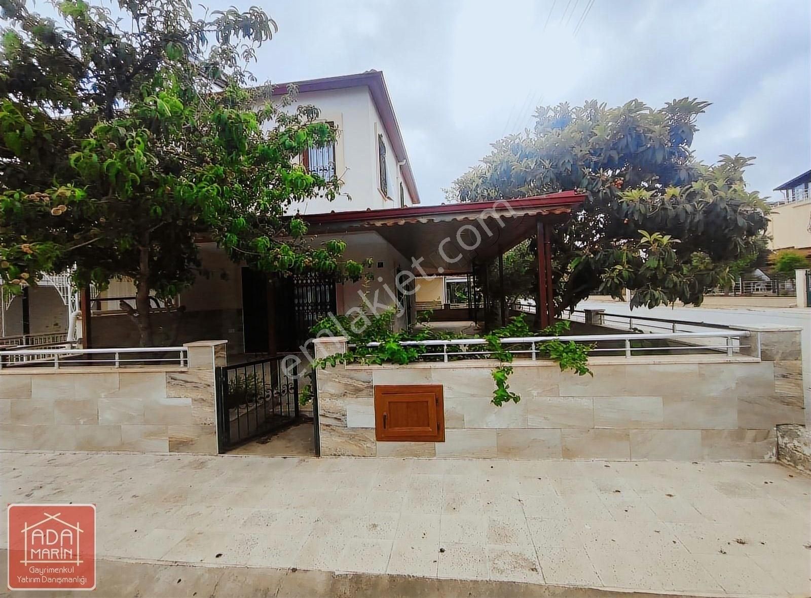 Kuşadası Sahil Sitelerin'de Denize 100mt Köşe Konumlu Villa