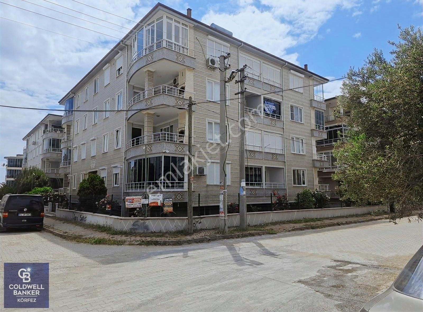 Akçay Merkeze Yakın Çift Balkonlu 2+1 Satılık Daire