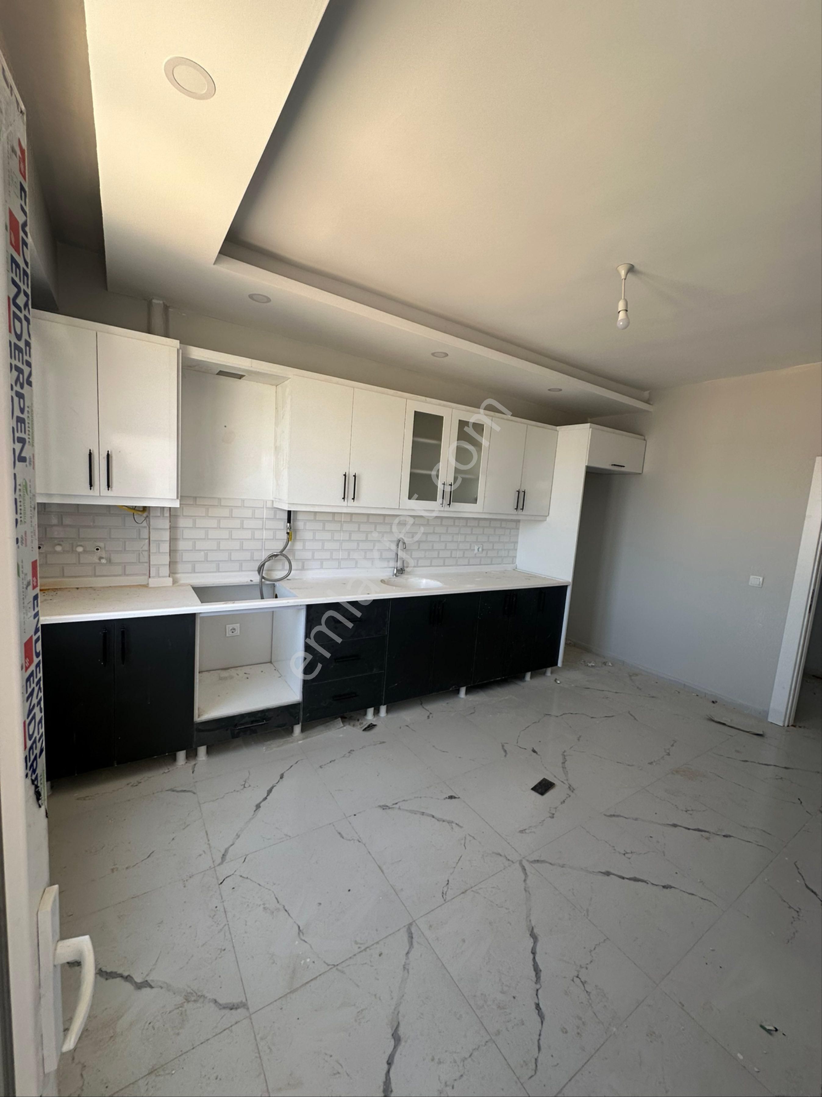 Çam Emlak`tan Kiralık 3.5+1 Daire`miz Ara Katta Ve Hastaneye Adım Mesafe`sinde