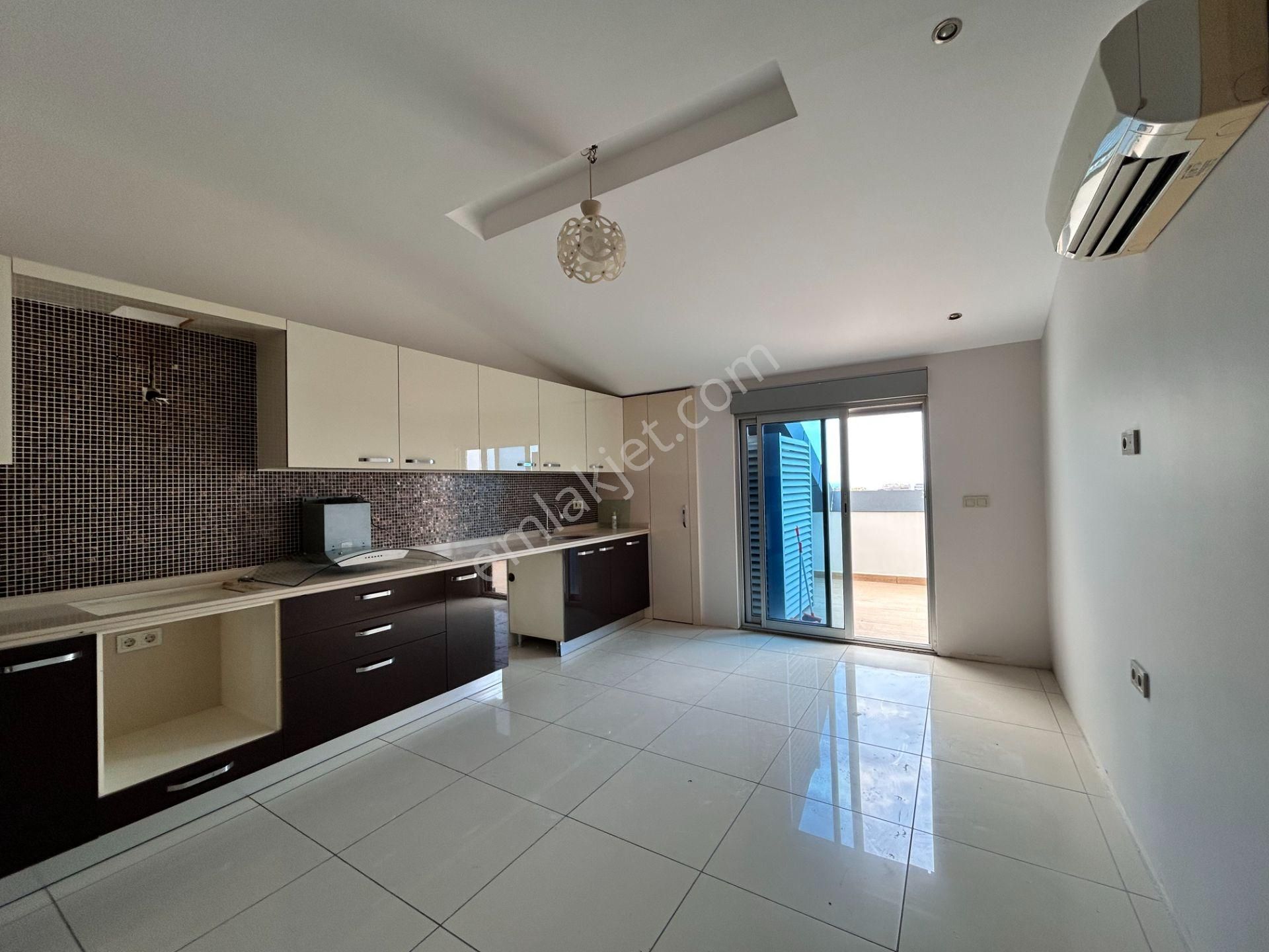 Alanya Cikcilli'de Kiralık Asansörlü Otoparklı 4+1 Lüks Daire